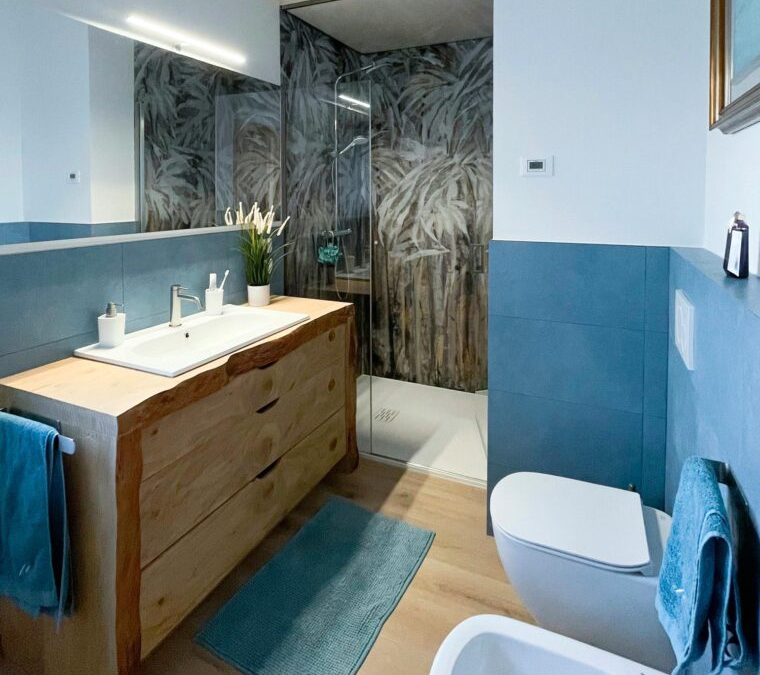 Arredare bagno con il legno